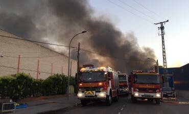 Incendio en una nave de un polígono industrial de Alcalá de Henares