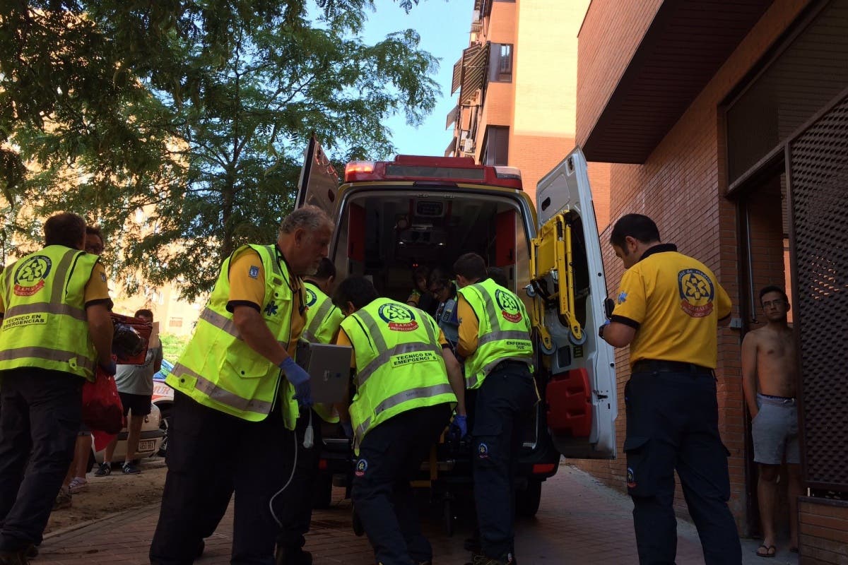 Muy grave una mujer en Vicálvaro tras caer de un segundo piso mientras limpiaba los cristales