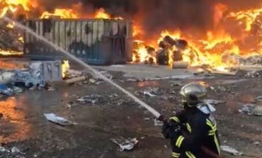 Espectacular incendio en una nave de reciclaje de papel en Arganda