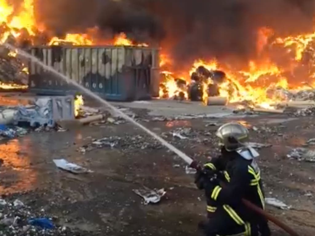 Espectacular incendio en una nave de reciclaje de papel en Arganda