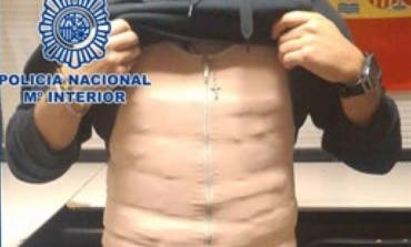 Detenido en Barajas con 122 paquetes de cocaína adosados a su cuerpo