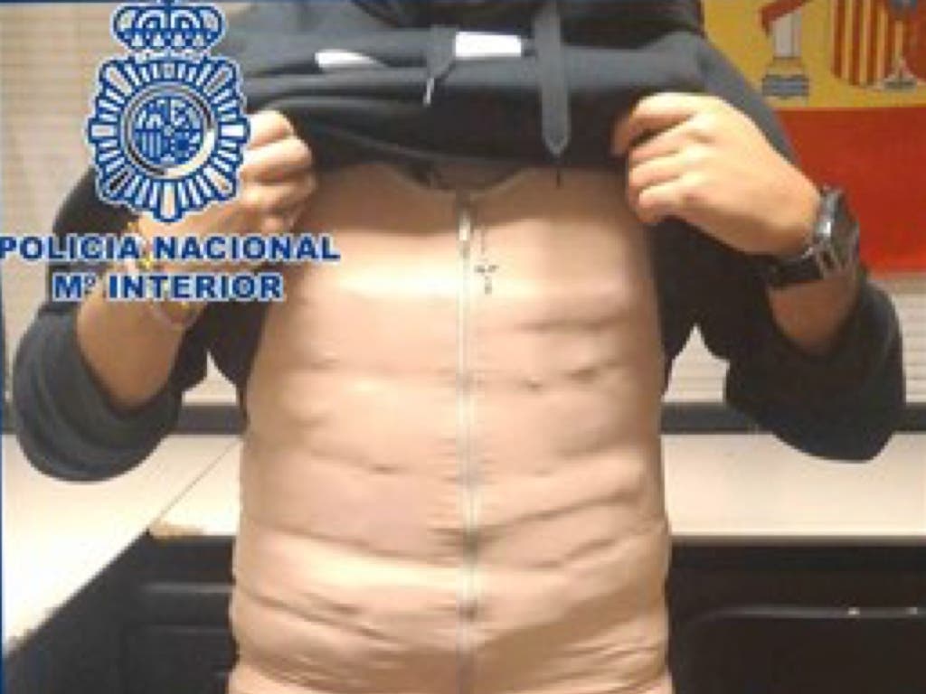 Detenido en Barajas con 122 paquetes de cocaína adosados a su cuerpo