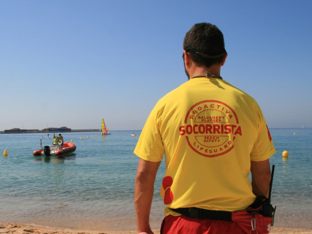 Acusan a un socorrista de Guadalajara de negar auxilio en una playa porque le hablaron en catalán