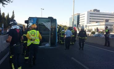 15 heridos al volcar un autobús de la EMT