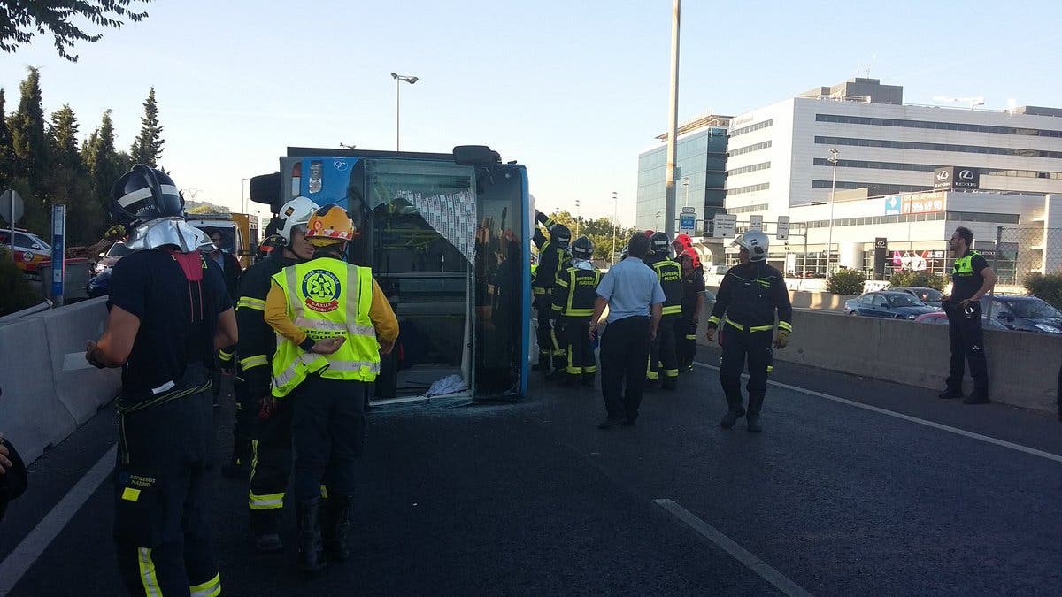 15 heridos al volcar un autobús de la EMT