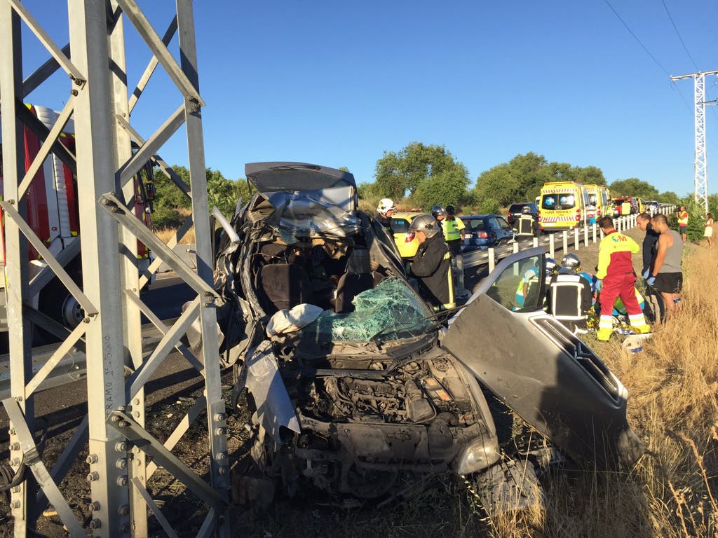 Dos heridos graves al chocar su vehículo contra un poste en la M511