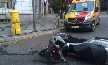Dos heridos, uno muy grave, tras ser atropellados por una moto en Madrid