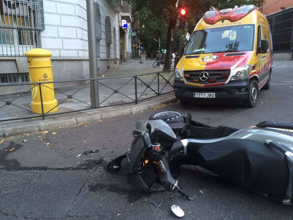 Dos heridos, uno muy grave, tras ser atropellados por una moto en Madrid