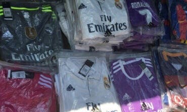 Localizan en el maletero de un coche un centenar de camisetas de fútbol falsificadas