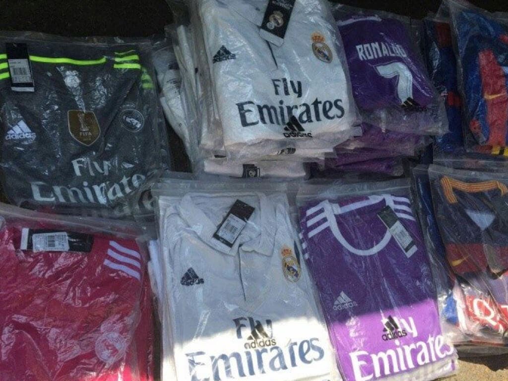 Localizan en el maletero de un coche un centenar de camisetas de fútbol falsificadas