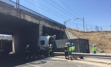 Muere un camionero tras colisionar contra un puente en Coslada