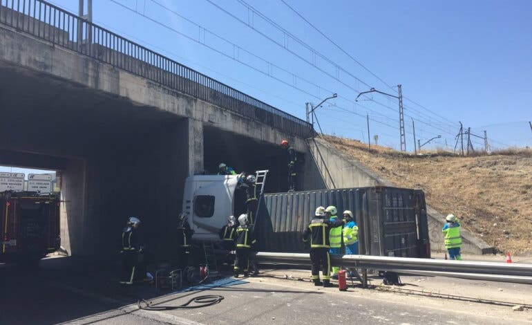 Muere un camionero tras colisionar contra un puente en Coslada