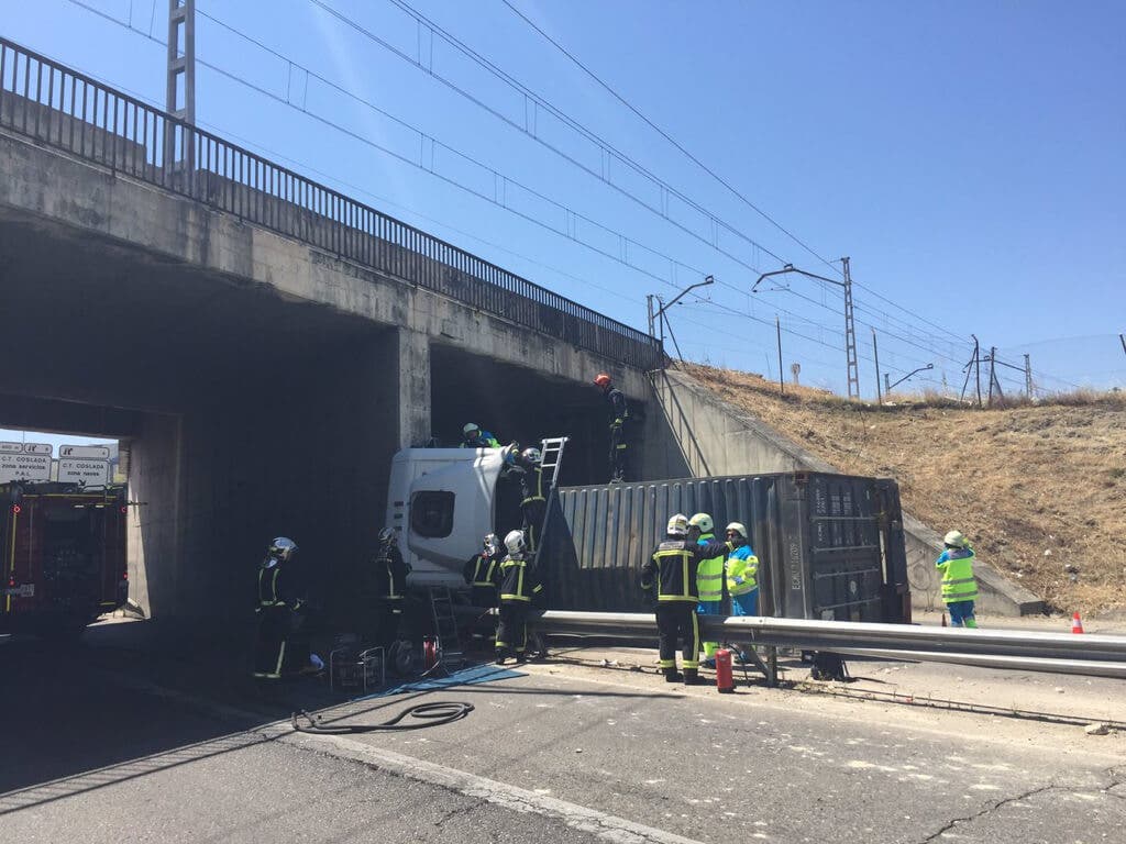 Muere un camionero tras colisionar contra un puente en Coslada