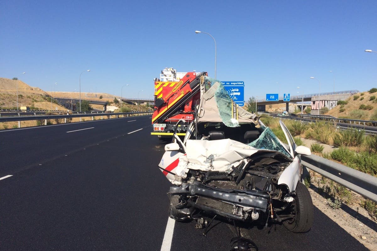 Dos heridos graves tras impactar un taxi contra una grúa en la M-45