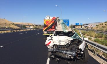 Dos heridos graves tras impactar un taxi contra una grúa en la M-45