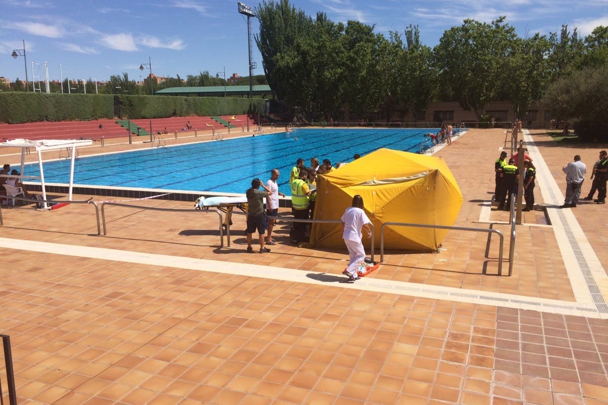 Muy grave tras sufrir un ahogamiento en la piscina municipal de Moratalaz