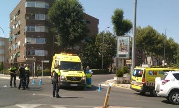 Muy grave un motorista tras colisionar con un coche en Torrejón