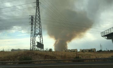 Un incendio en Alcalá provoca una enorme columna de humo visible desde la A-2