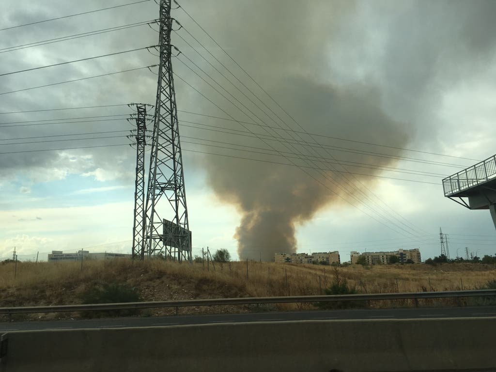 Un incendio en Alcalá provoca una enorme columna de humo visible desde la A-2