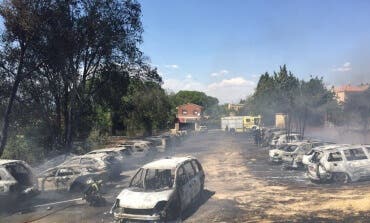 32 coches calcinados en el incendio de un parking en Paracuellos de Jarama