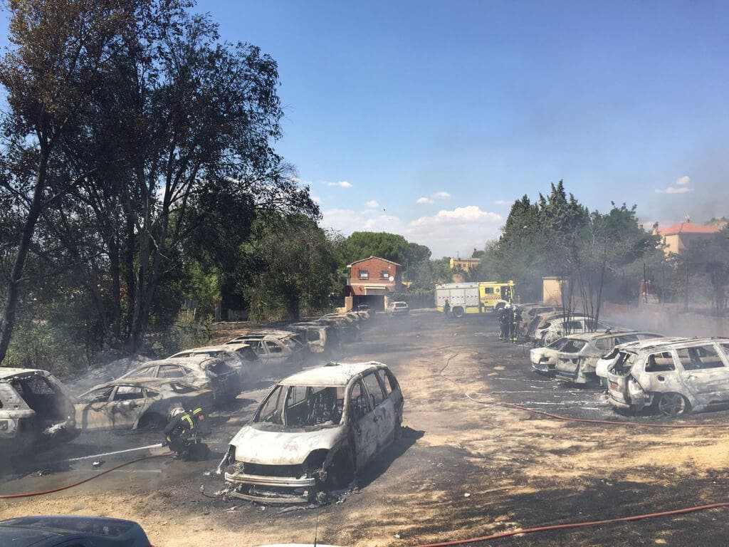 32 coches calcinados en el incendio de un parking en Paracuellos de Jarama