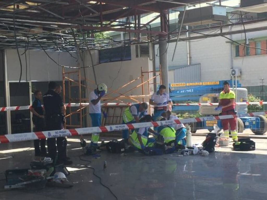 Fallece un trabajador en Madrid tras caer de cabeza desde cuatro metros de altura