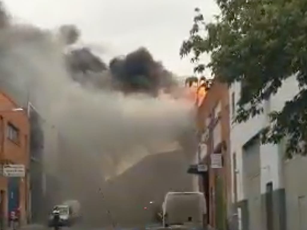 Incendio sin heridos en un taller de chapa y pintura de Torrejón