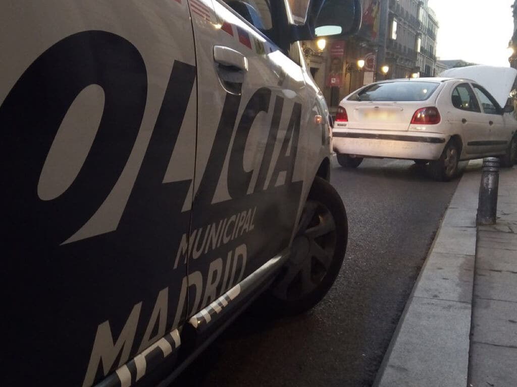 Agreden y atropellan a una taxista en Madrid para robarle 