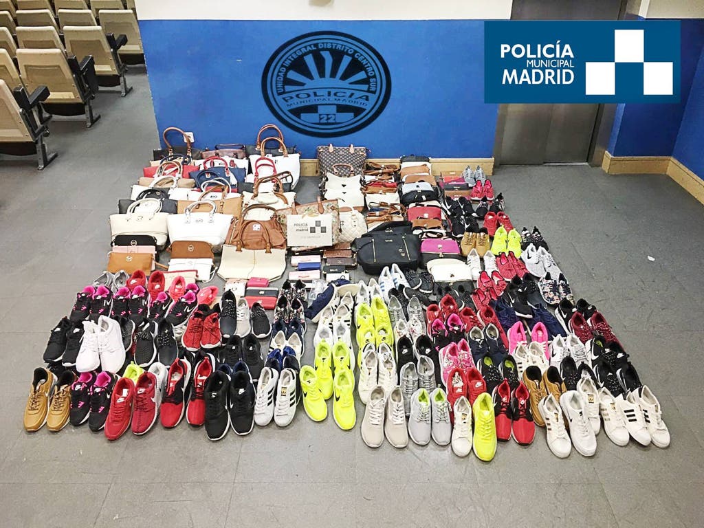 La Policía incauta 300 artículos falsificados en las Fiestas de Lavapies