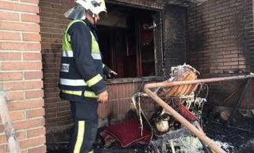 Un incendio en Villalbilla afecta a dos chalés pareados