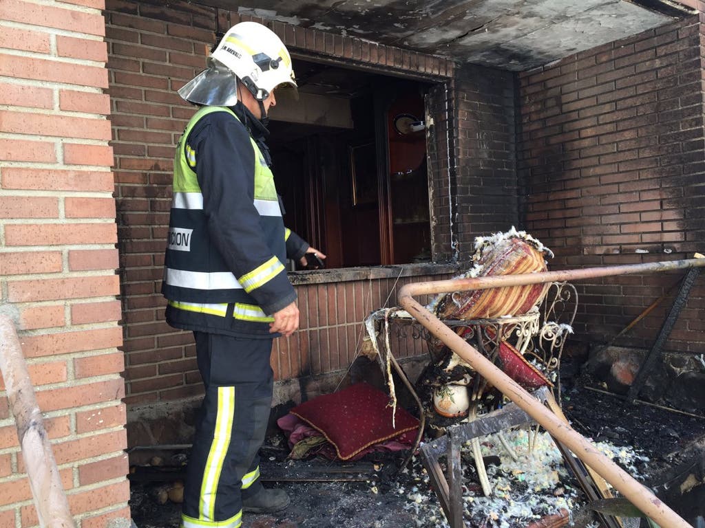 Un incendio en Villalbilla afecta a dos chalés pareados