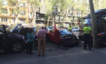 Un camión sin conductor impacta contra varios vehículos estacionados en Madrid