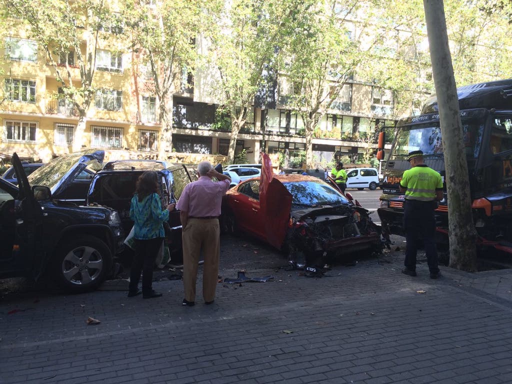 Un camión sin conductor impacta contra varios vehículos estacionados en Madrid