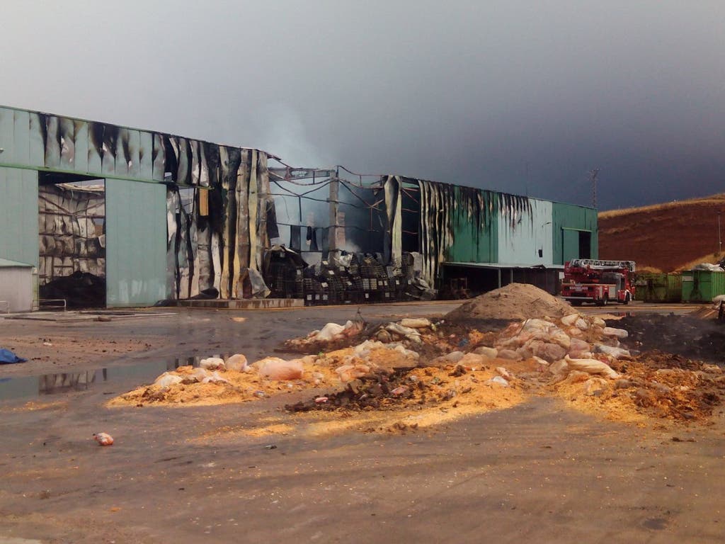 Extinguido el incendio del polígono La Vega de Chiloeches