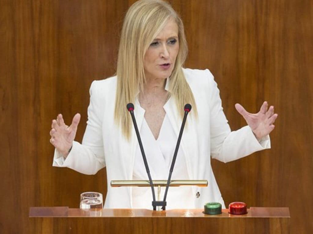 Cristina Cifuentes renuncia al máster y pide disculpas