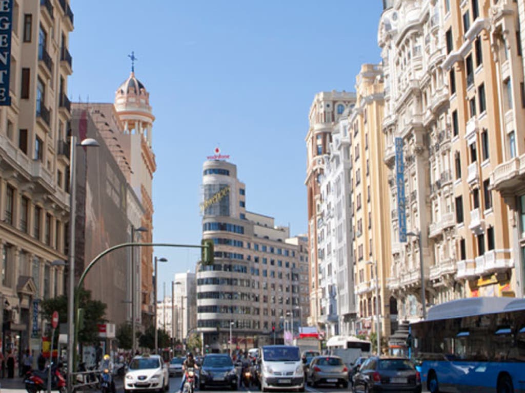 Un grupo de manteros agrede a dos policías en la Gran Vía