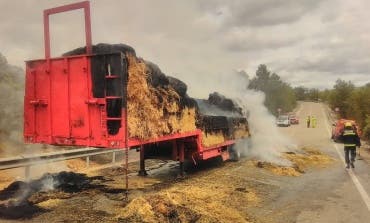 Aparatoso incendio de un camión cargado de paja en Guadalajara