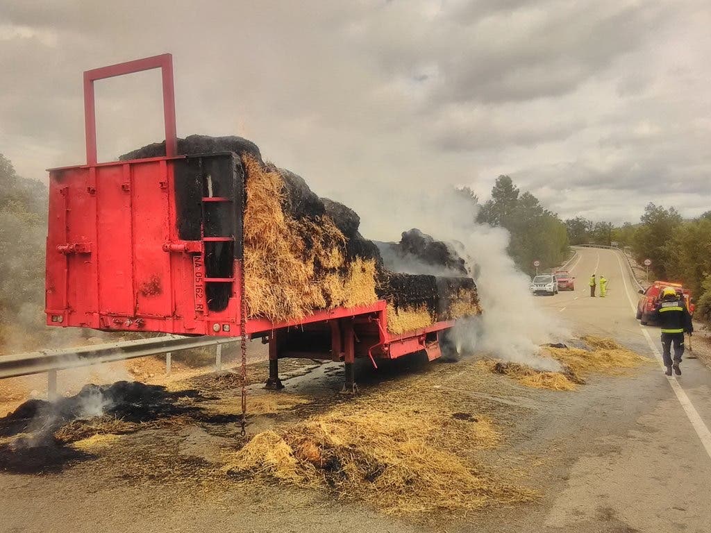 Aparatoso incendio de un camión cargado de paja en Guadalajara