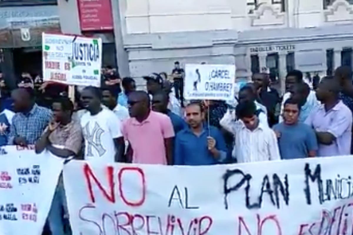 Los manteros se concentran contra el Ayuntamiento de Madrid