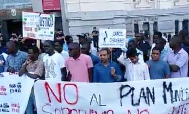 Los manteros se concentran contra el Ayuntamiento de Madrid