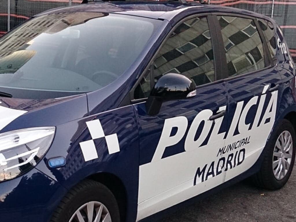 Herida una mujer en Vallecas tras ser arrollada por un coche de Policía aparcado