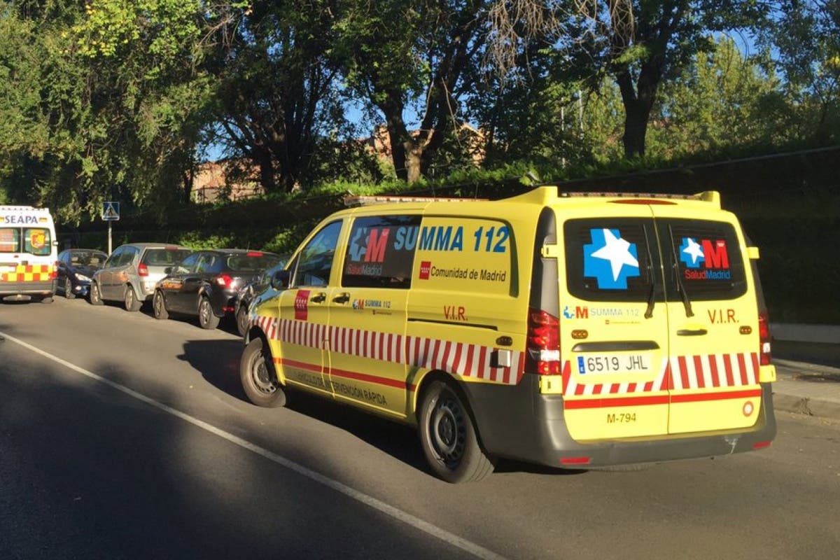 Un joven recibe tres disparos mientras conducía por una calle de Vallecas