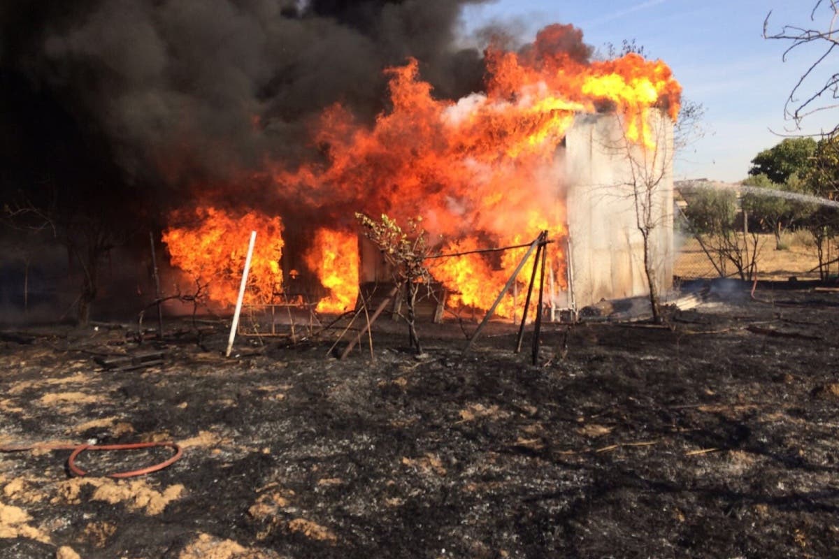 Un incendio calcina un camión dentro de un taller en San Fernando