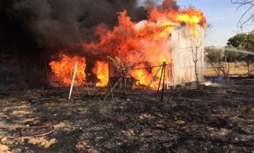 Un incendio calcina un camión dentro de un taller en San Fernando