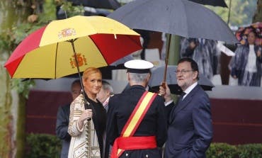 El paraguas que Cifuentes compró en Arganda arrasa