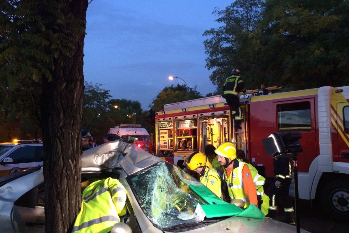 Un coche se estrella contra un árbol en Entrevías dejando dos menores heridos