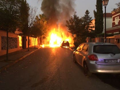 Una máquina barredora sale ardiendo en Cabanillas mientras limpiaba las calles
