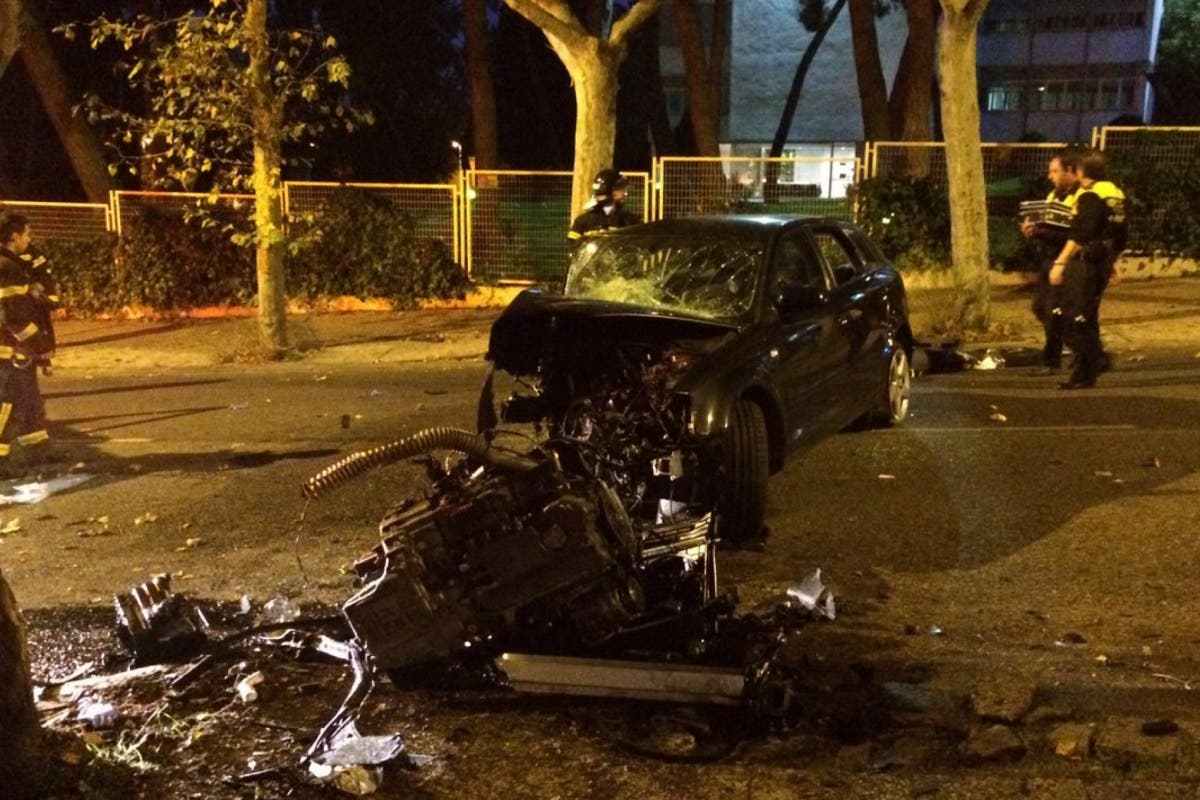 Queda atrapada en el coche tras estrellarse contra un árbol