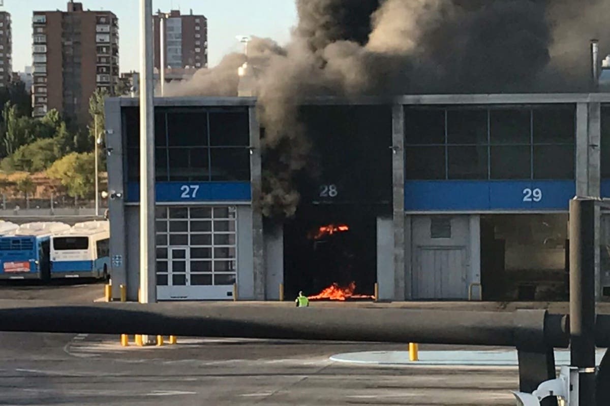 Arde un autobús de la EMT en las cocheras