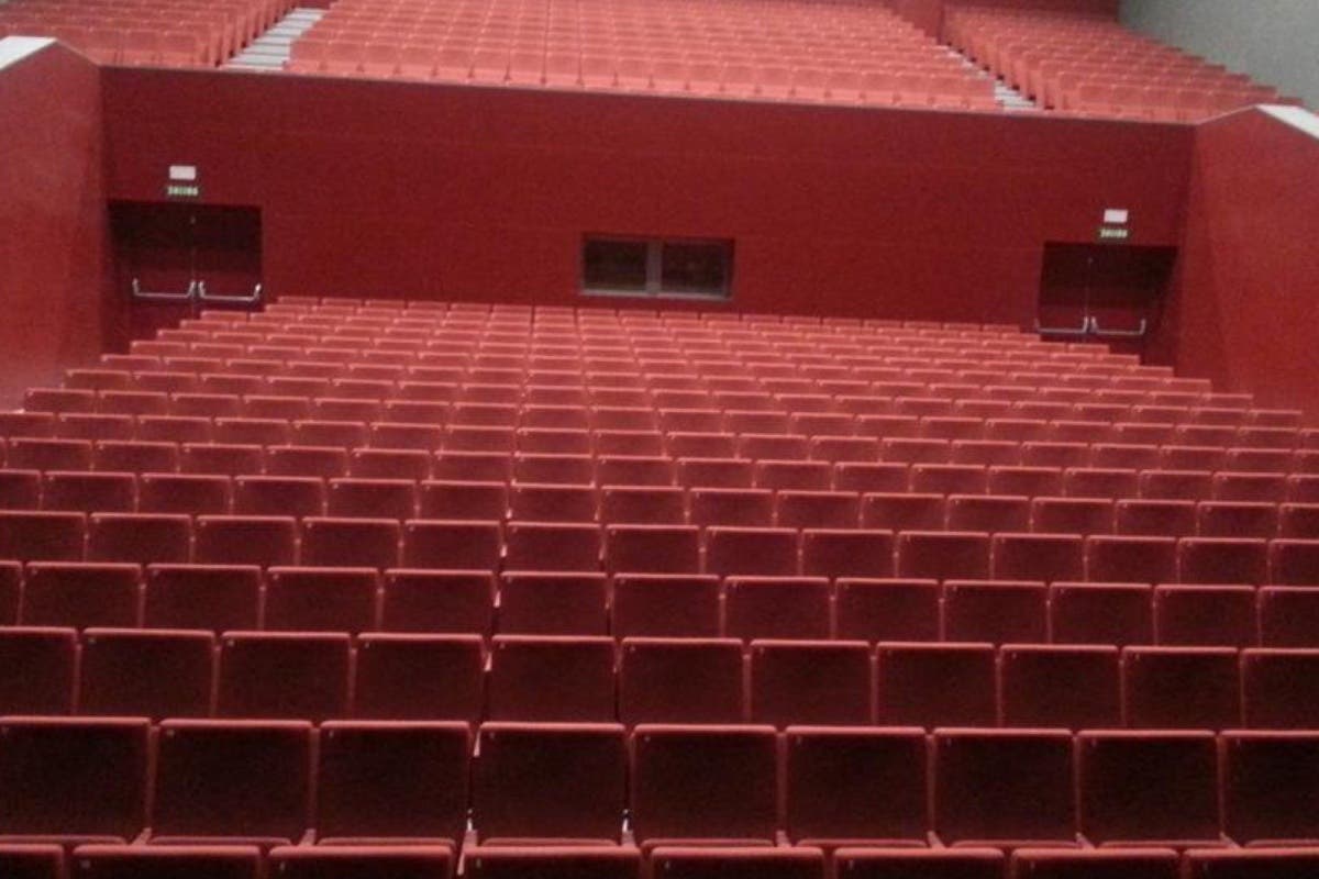 Critican al Ayuntamiento de Coslada por enviar a los parados al gallinero del teatro